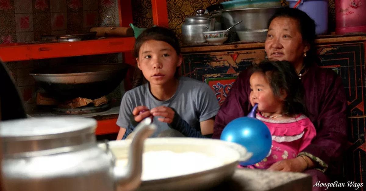 nomadic women at home
